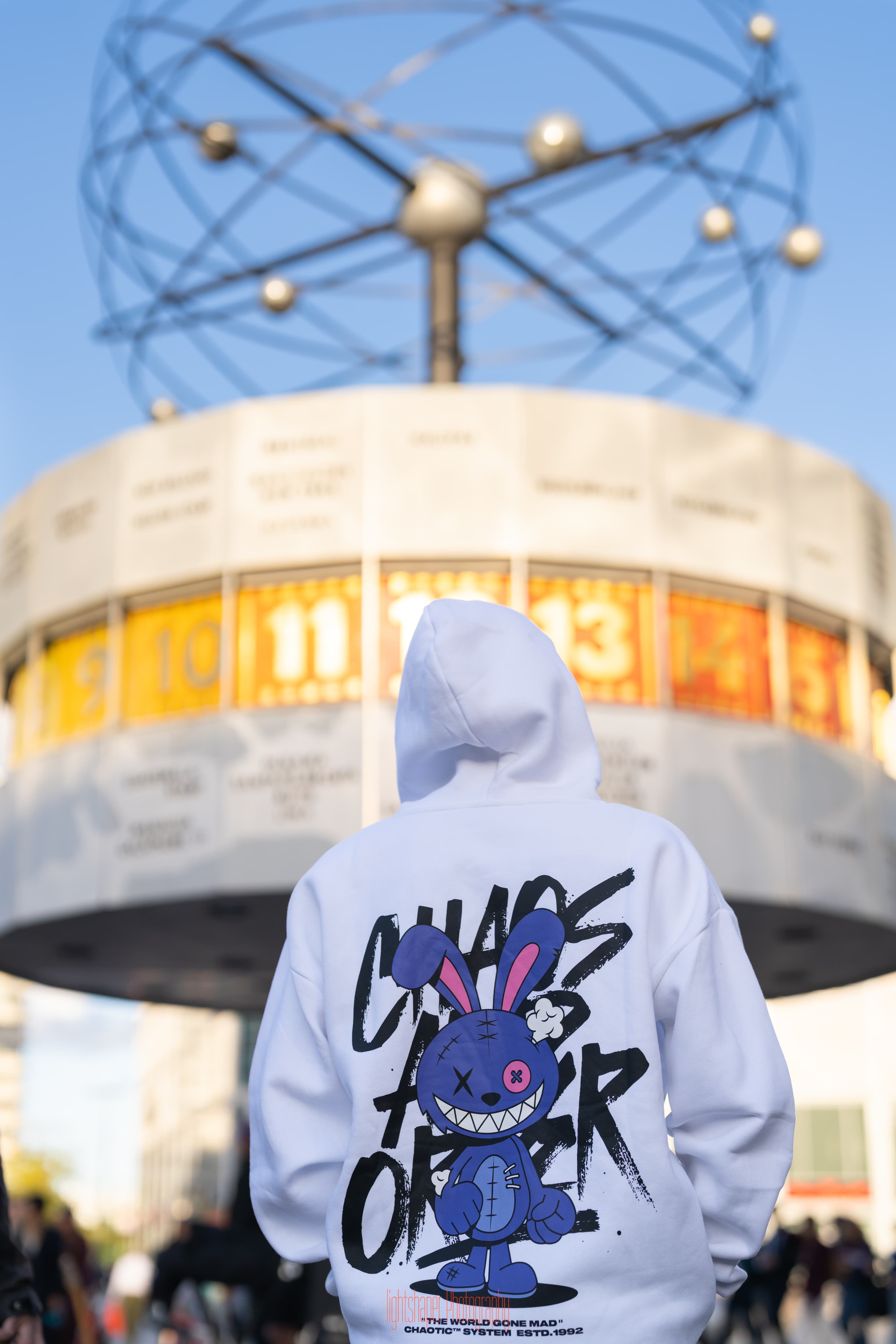 Jugendlicher am Alexanderplatz Berlin